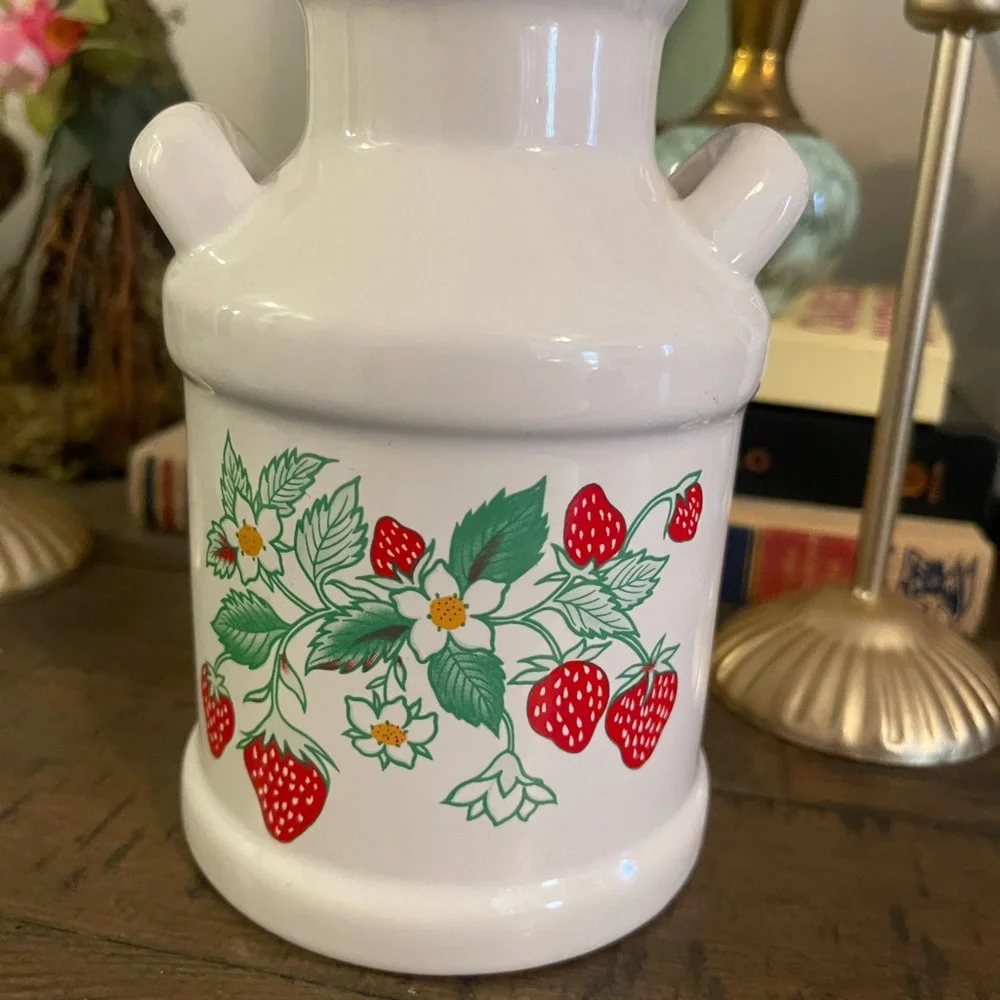 🍓Vintage Ceramic Milk Jug Vase with Strawberry Design - Picture 5 of 5